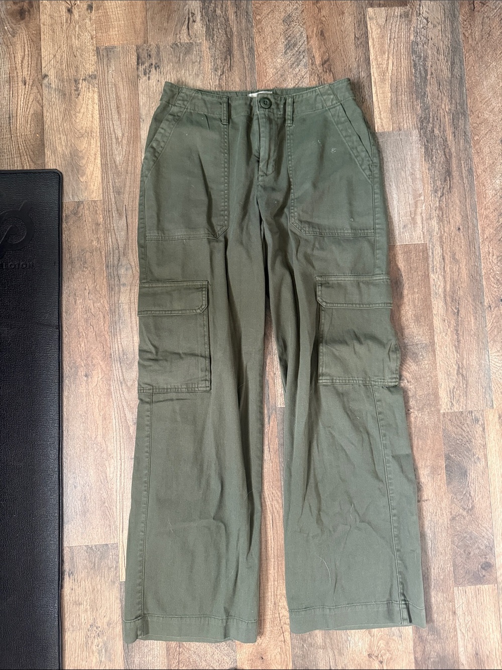 Universal Thread Olive Green Cargo Pants with Multiple Pockets